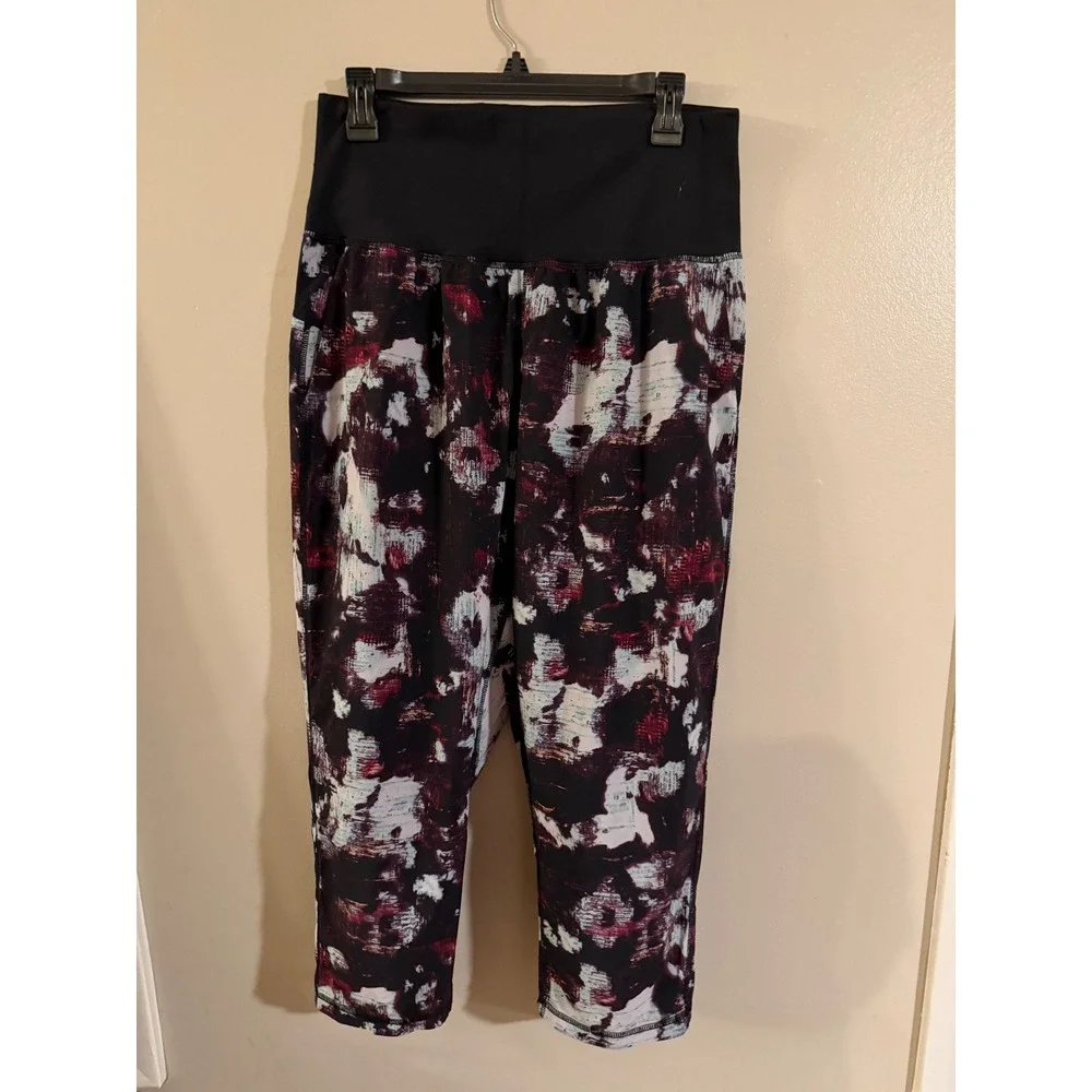 Lululemon High Rise Crop Joggers Abstract Print Burgundy Black White Pockets